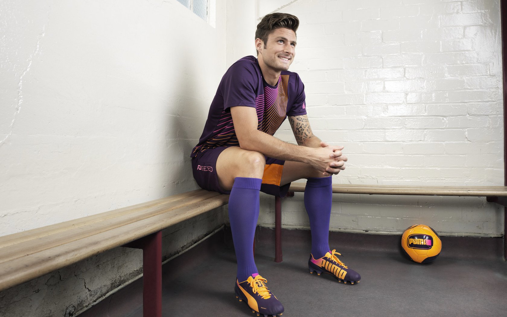 “华金·托比利亚的敏捷防守与精准传球，为美洲狮队带来重要胜利”