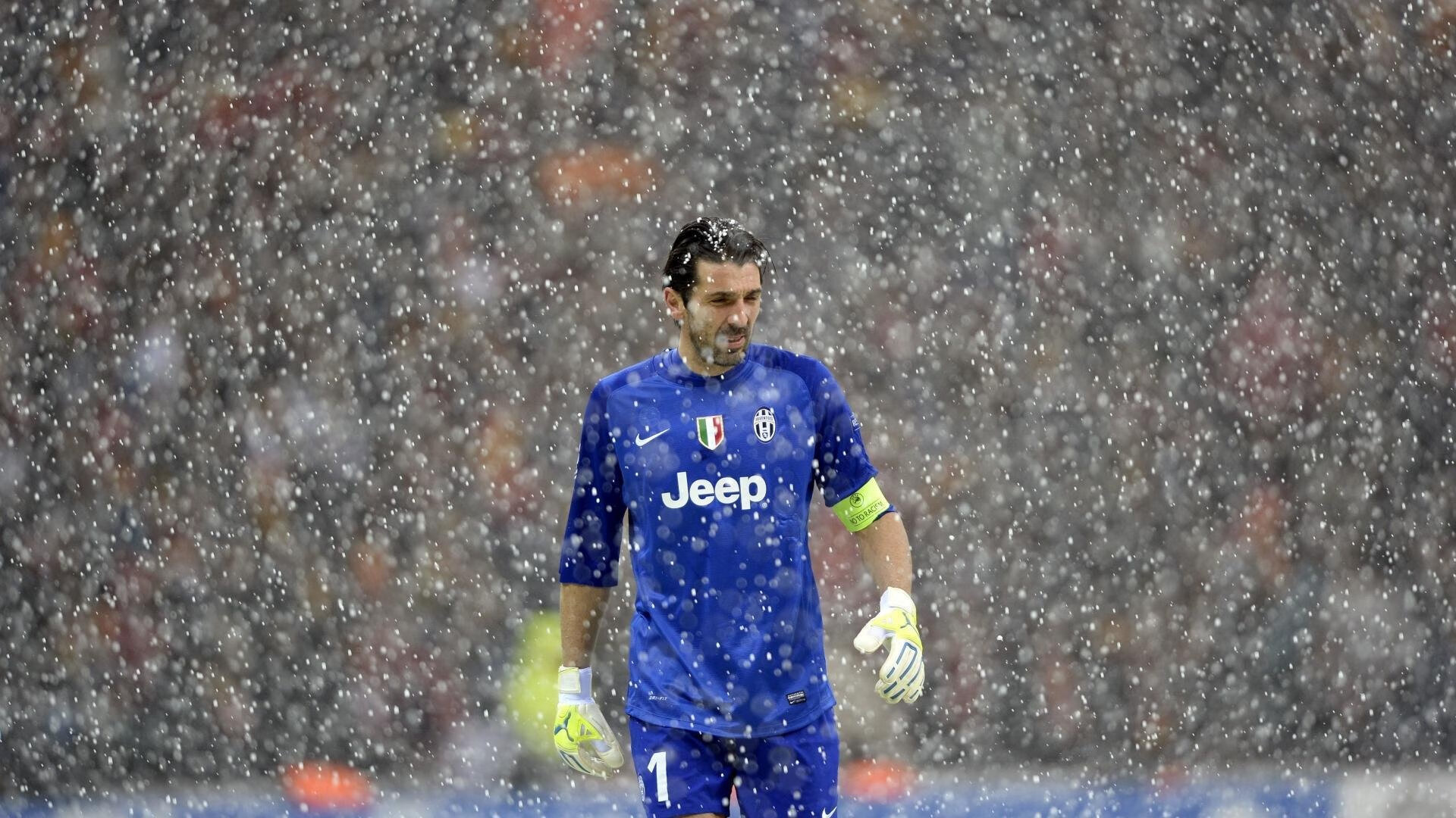 “高新体育中心：健力选手破纪录，举重赛场力与美的完美呈现”