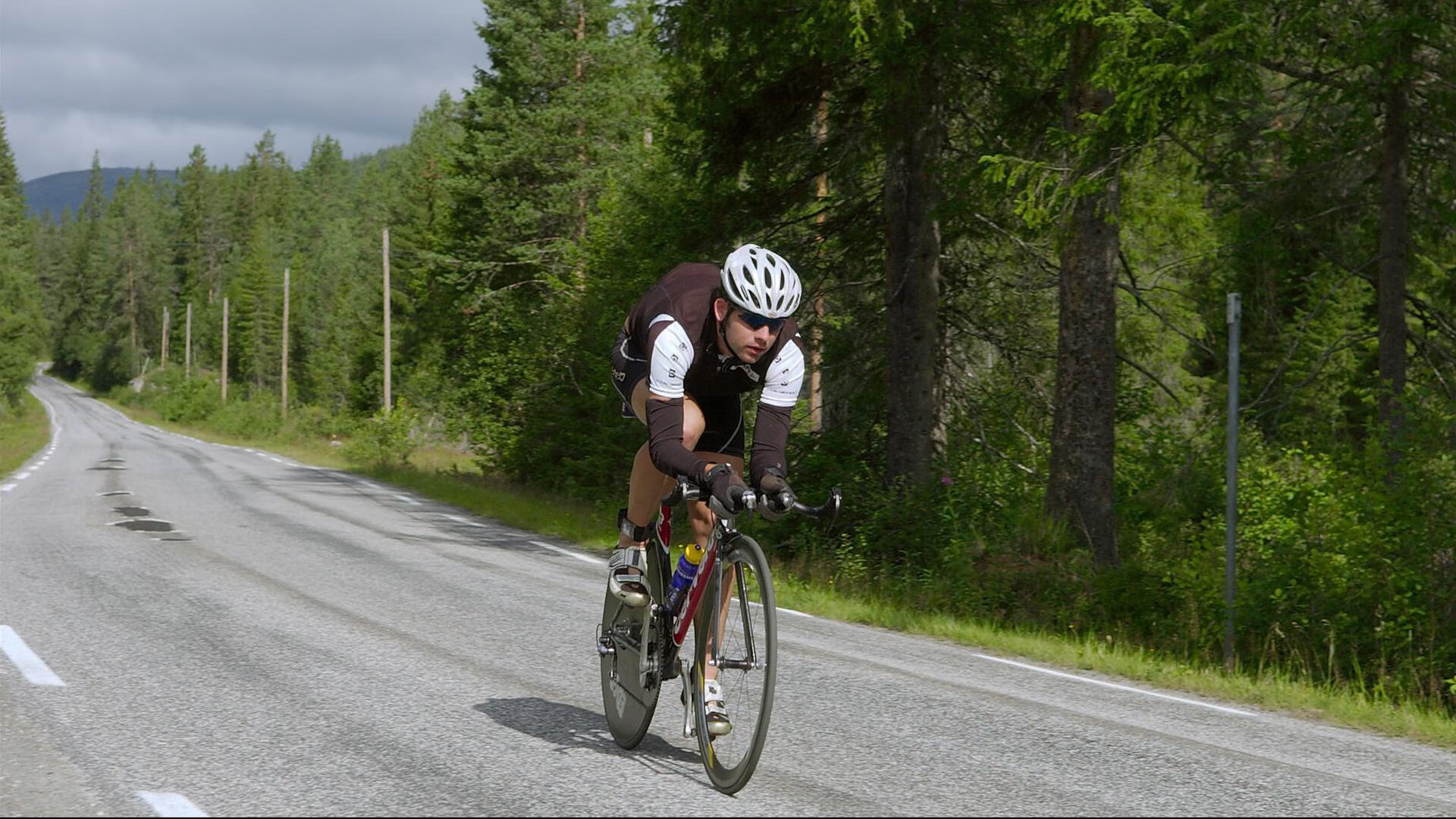 世界杯逆境突围：英雄时刻燃爆全场，世界杯遇险记